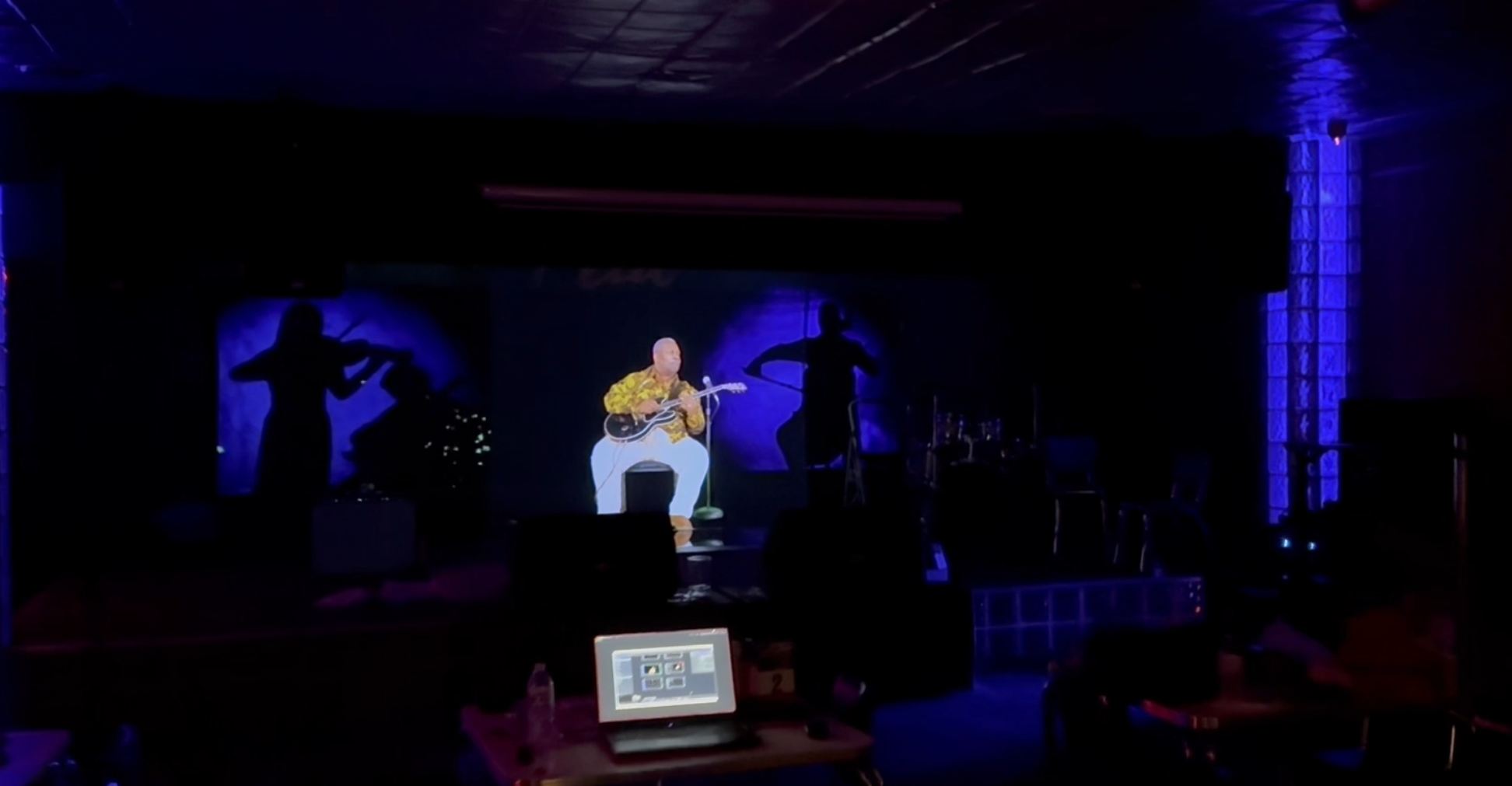 Hologram performance with stage lighting and TouchDesigner control